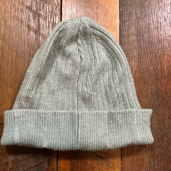 Marmot Mountain Knit Beanie Hat Gray Cuffed Logo Patch Winter Outdoor - Picture 4 of 6